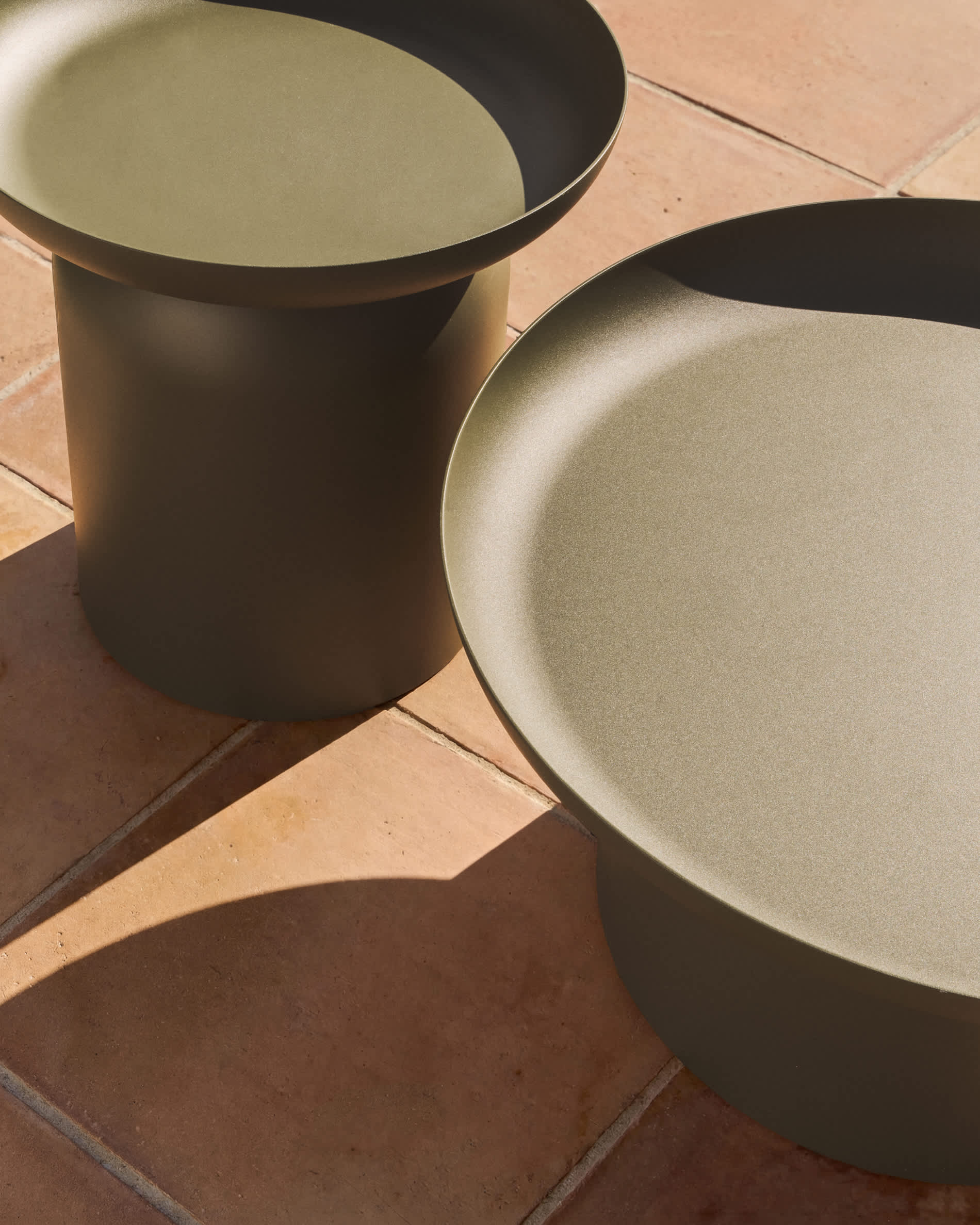 KAVE HOME Side table Outdoor ARCOLA