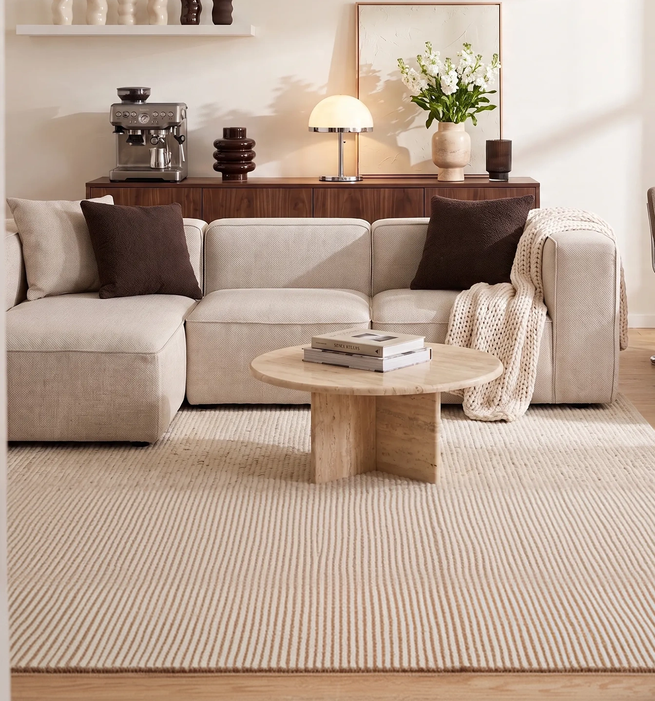 Helles Wohnzimmer mit niedrigem ELIN Sofa in Creme, Kissen in Grün und Rot