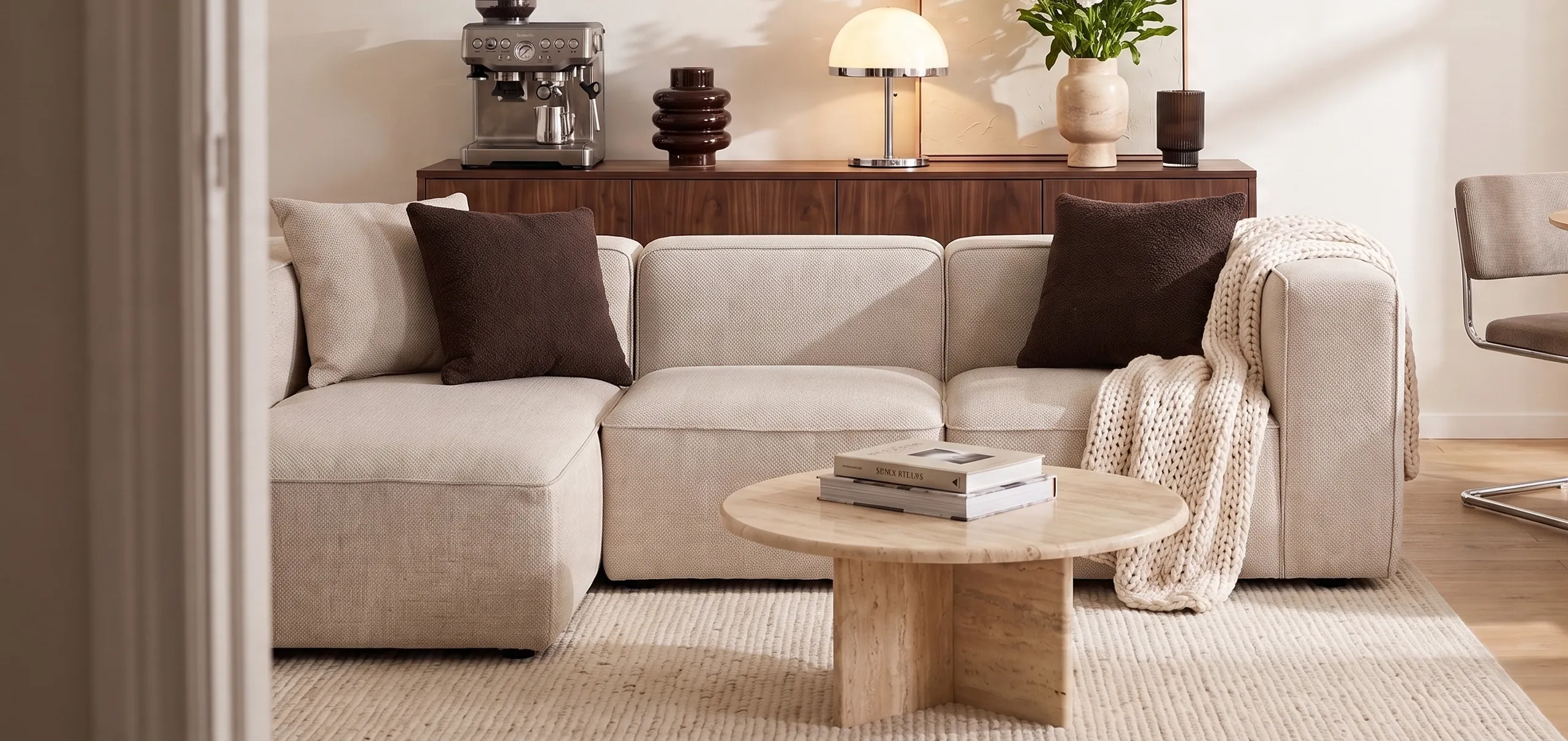 faee Sofa im warmen Abendlicht mit Plaid und Leuchte
