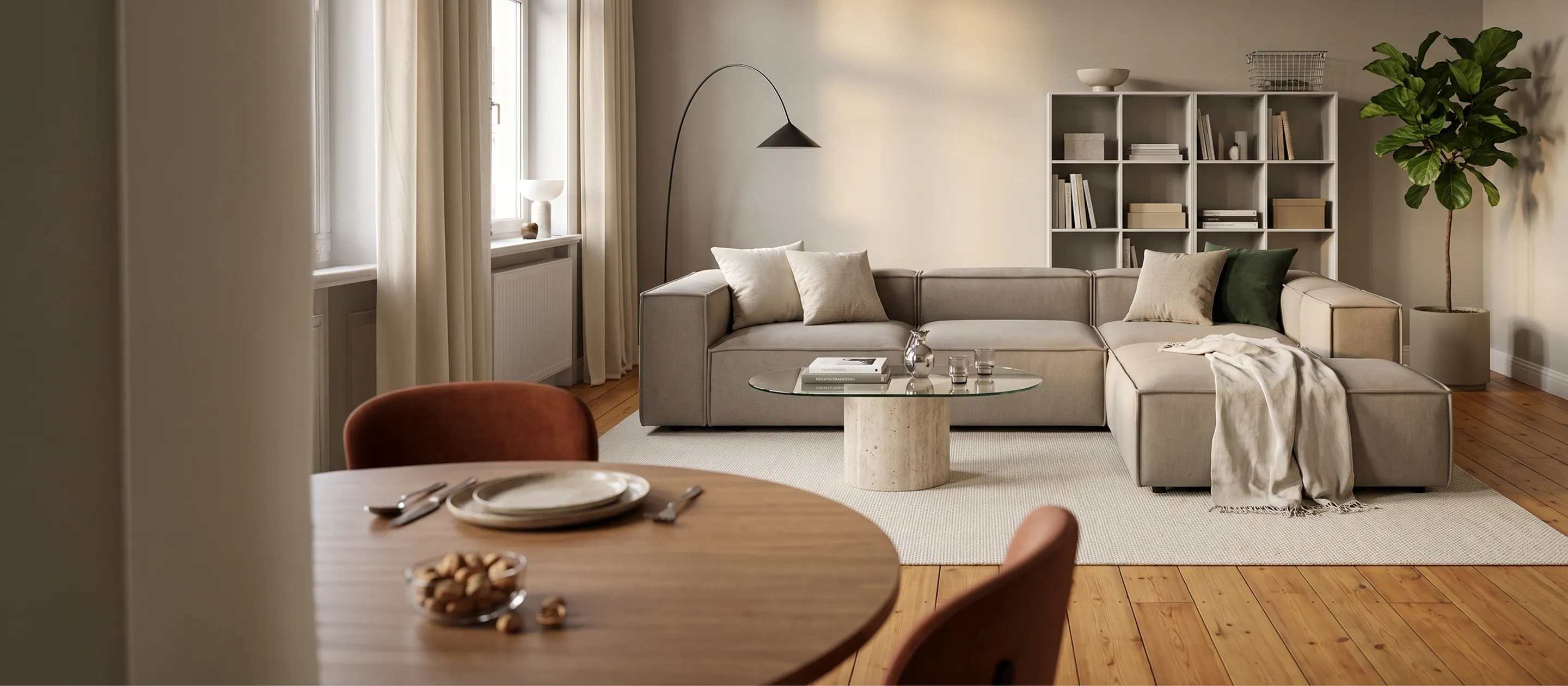 Modulsofa Freja als Ecksofa in einem hellen Altbau-Wohnzimmer mit Bogenleuchte und Regal