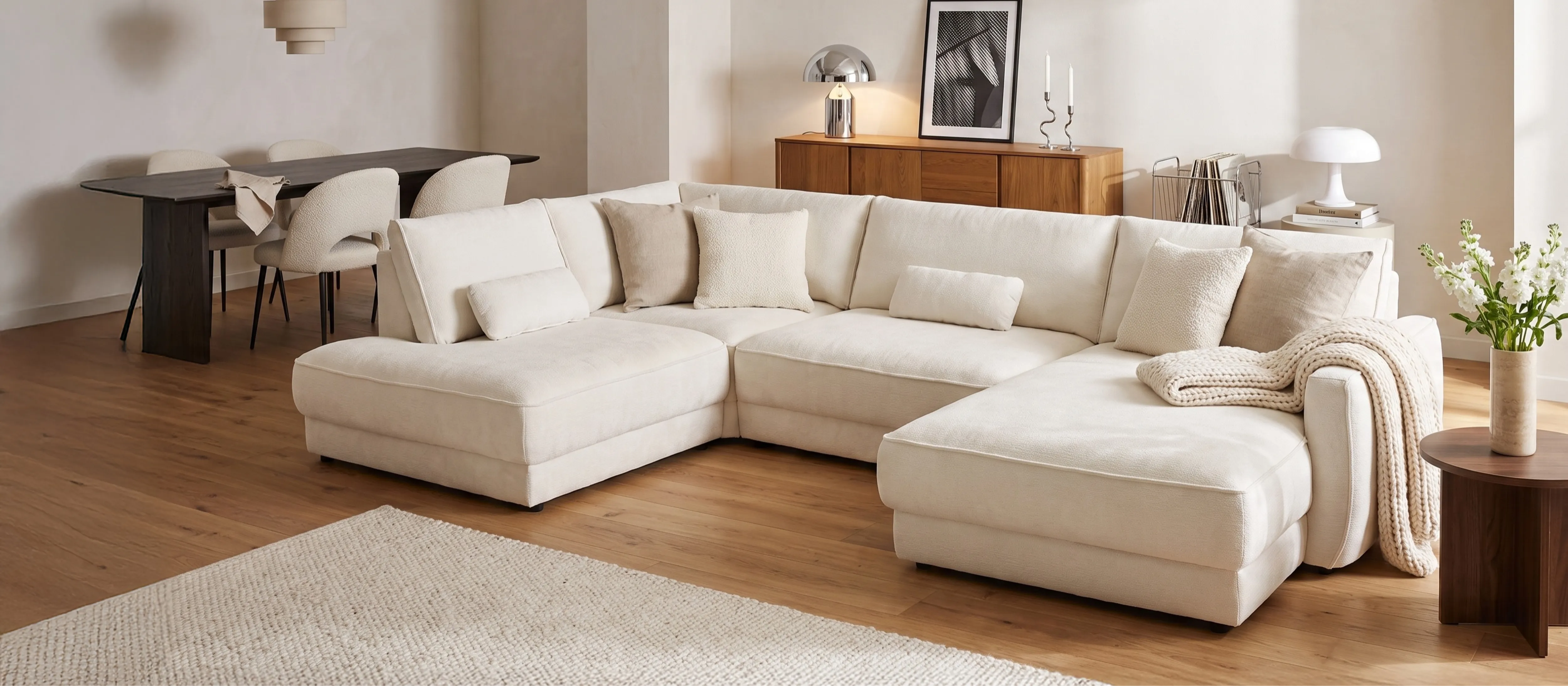 Großes Ecksofa in einem hellen, offenen Wohnzimmer