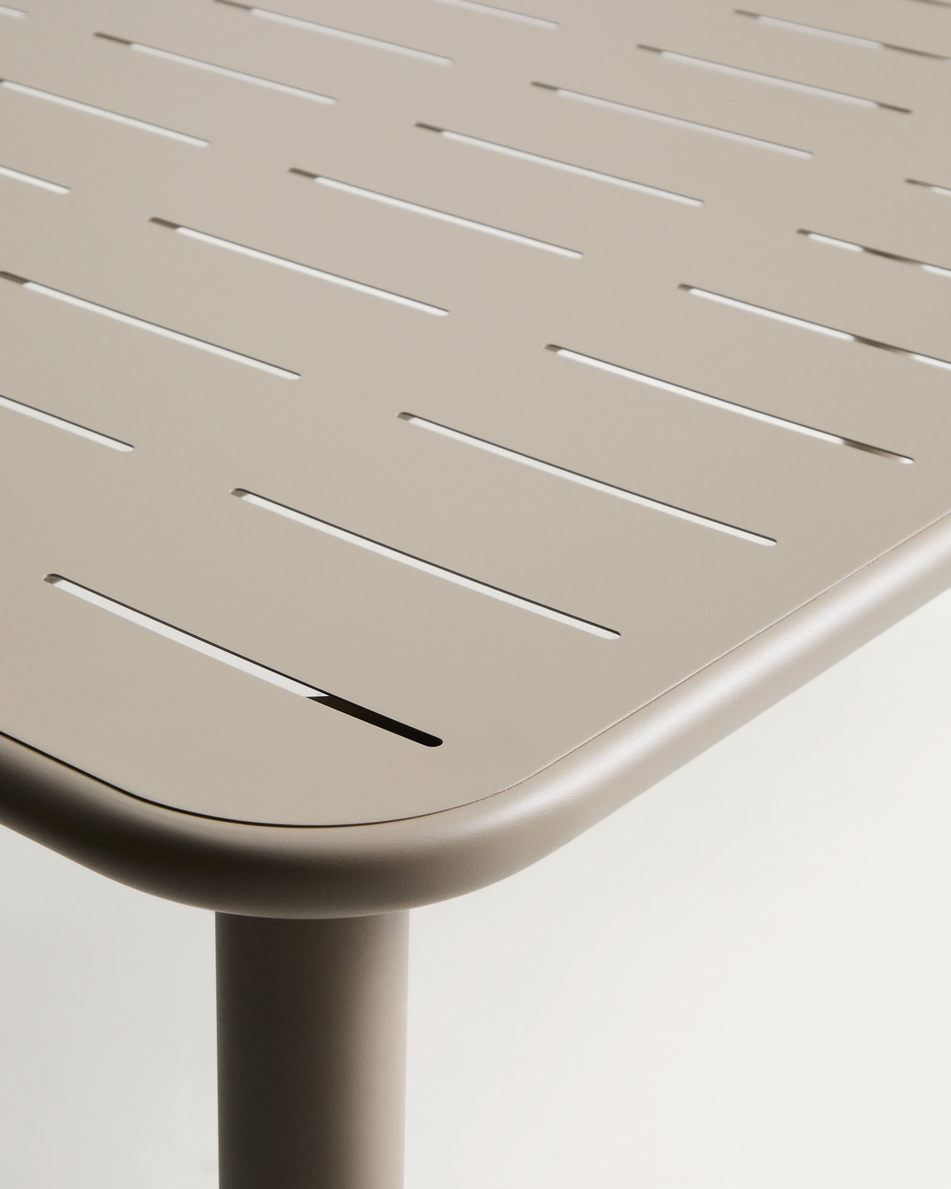 KAVE HOME Table de jardin BRAI