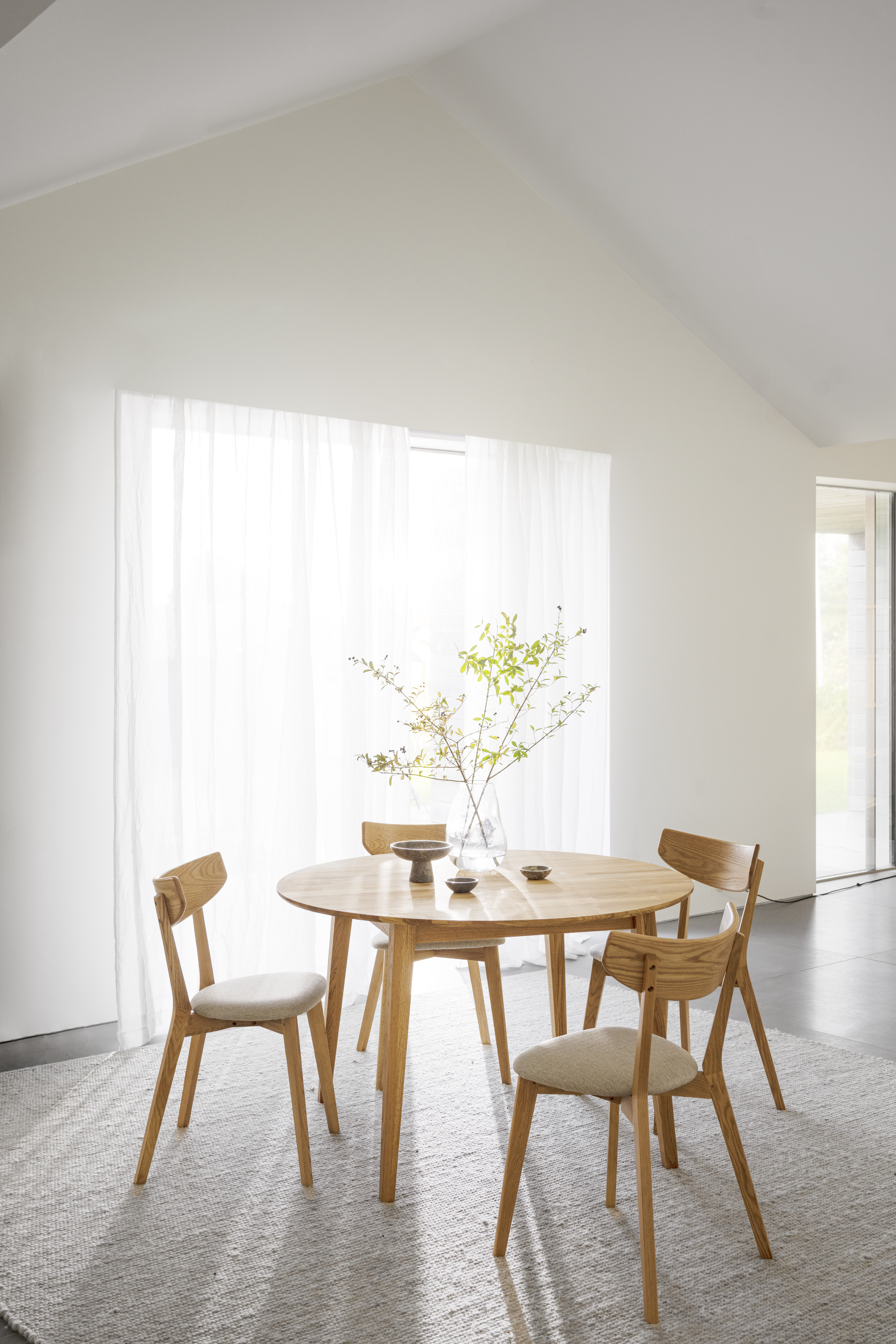 Rowico dining table FILIPPA