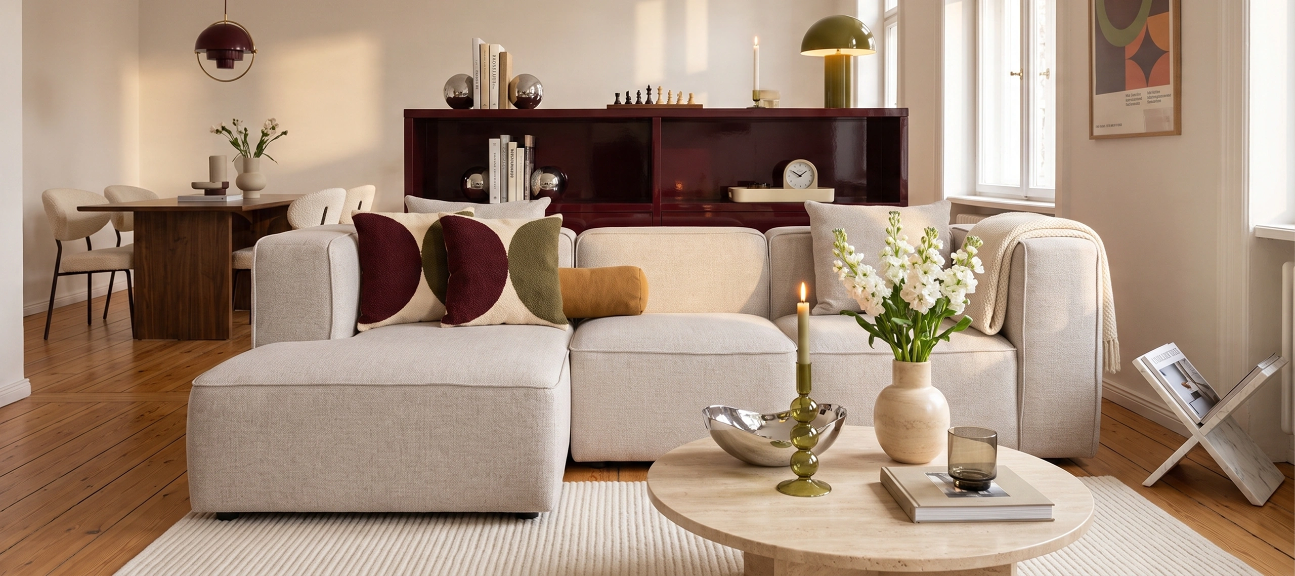 Wohnzimmer mit modularem Sofa in Sand, Kissen in Bordeaux und Oliv