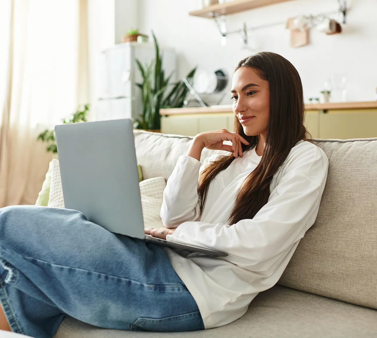 Frau plant ihre Küche per Videoberatung am Laptop