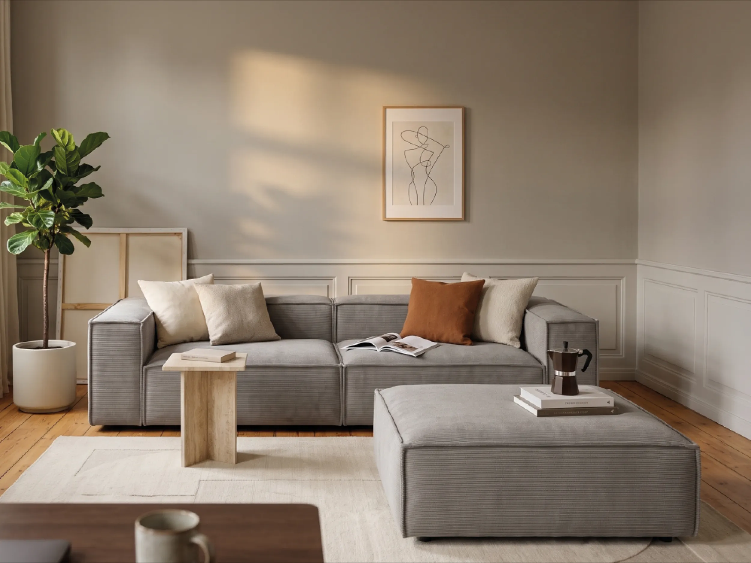 Graues Ecksofa mit Kissen in Senfgelb vor weißer Wand