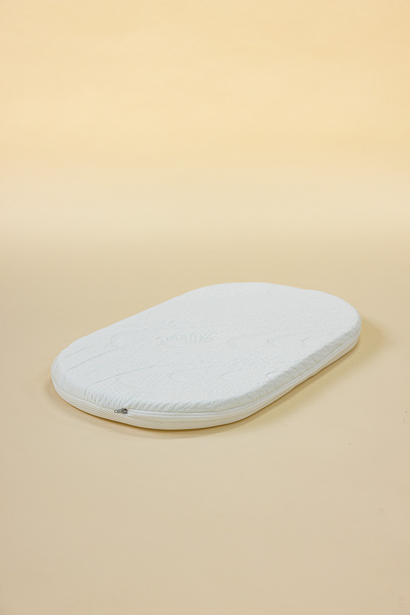 Baby mattress with a breathable cover in the cot
