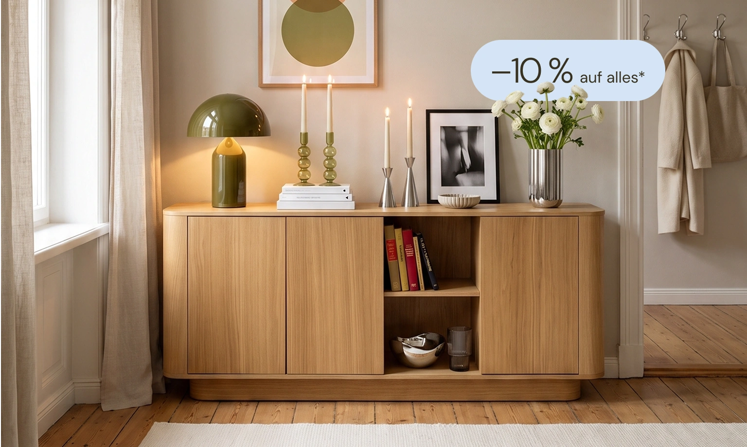 Eichen-Sideboard mit abgerundeten Ecken in einem hellen Altbau-Wohnzimmer