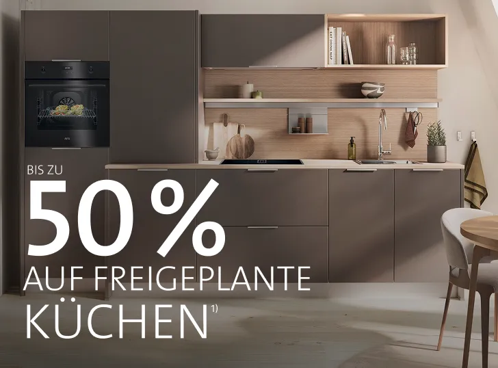 Planungsgespr&auml;ch am K&uuml;chentresen mit Frontmustern und Grundriss