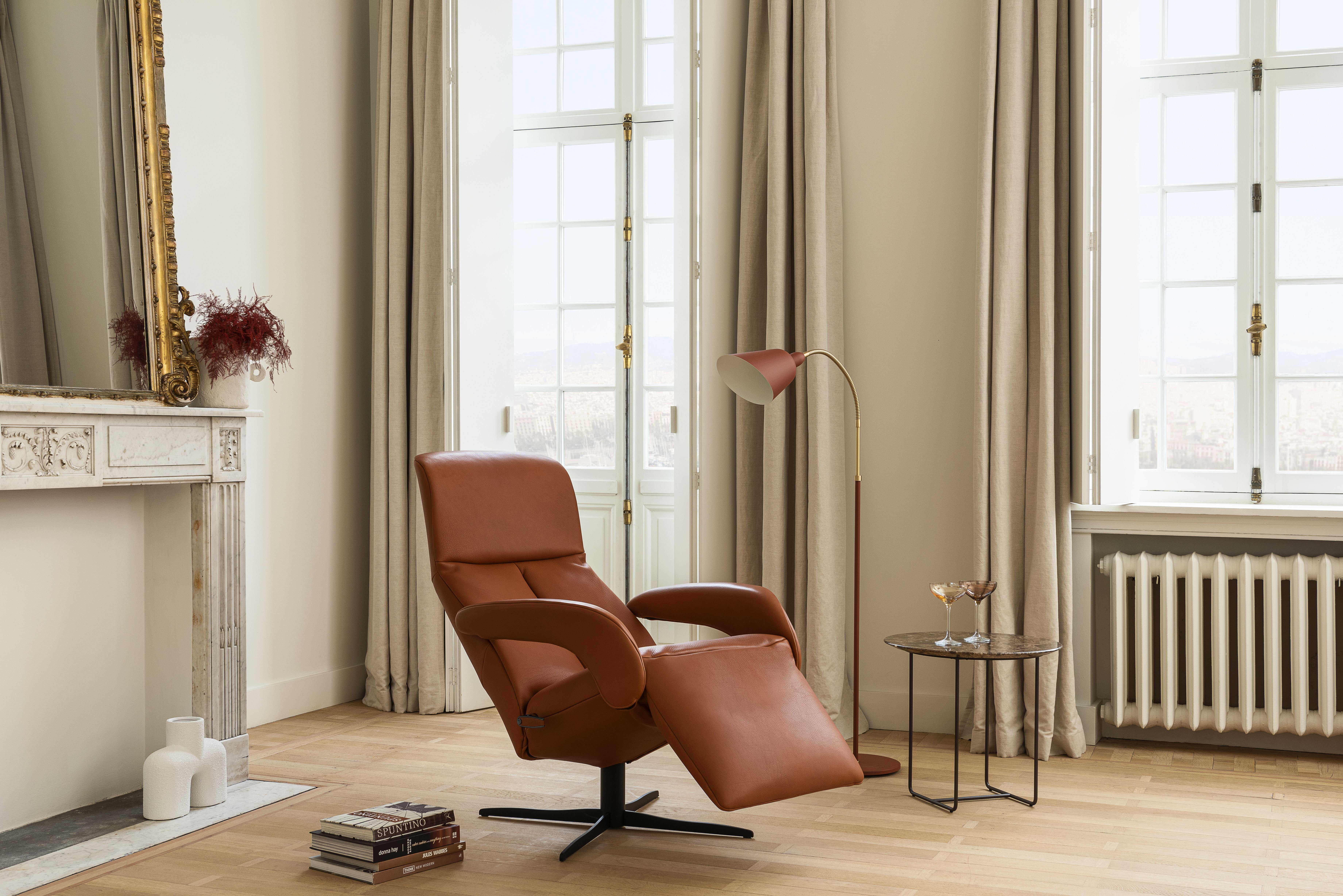 Hochwertiger Sessel mit ergonomischer Polsterung und strapazierfähigem Bezug im Wohnzimmer