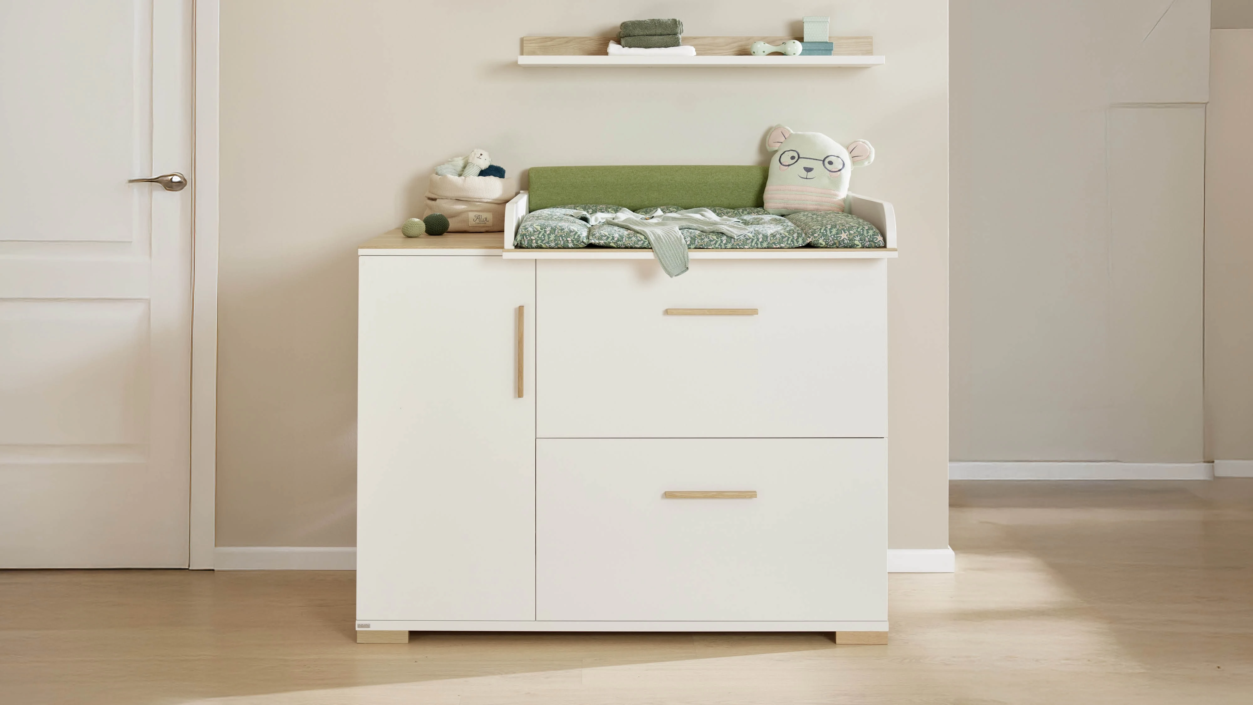 Changing table with top unit in a light-coloured nursery
