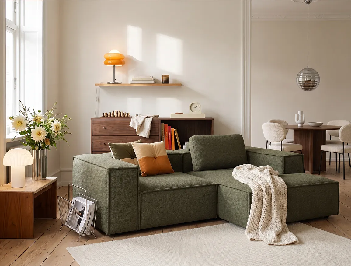 FREJA mit Longchair in Grün zwischen Wohnbereich und Esstisch
