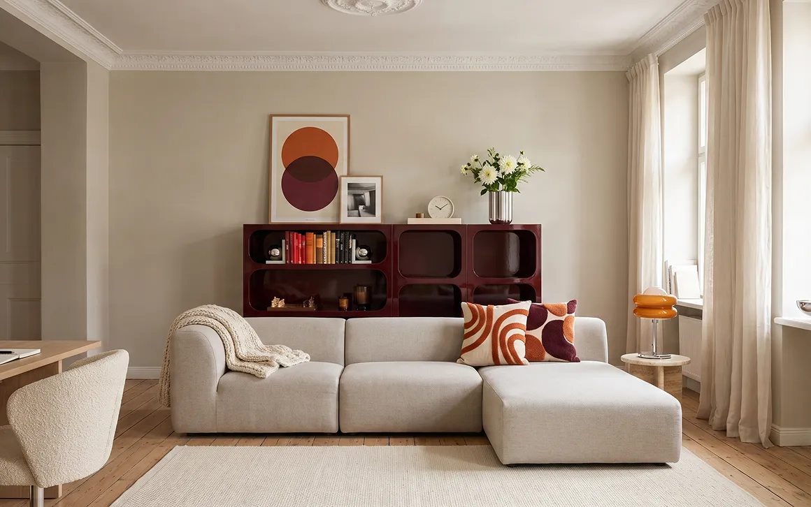 ELIN mit Longchair in einem hellen Wohnzimmer