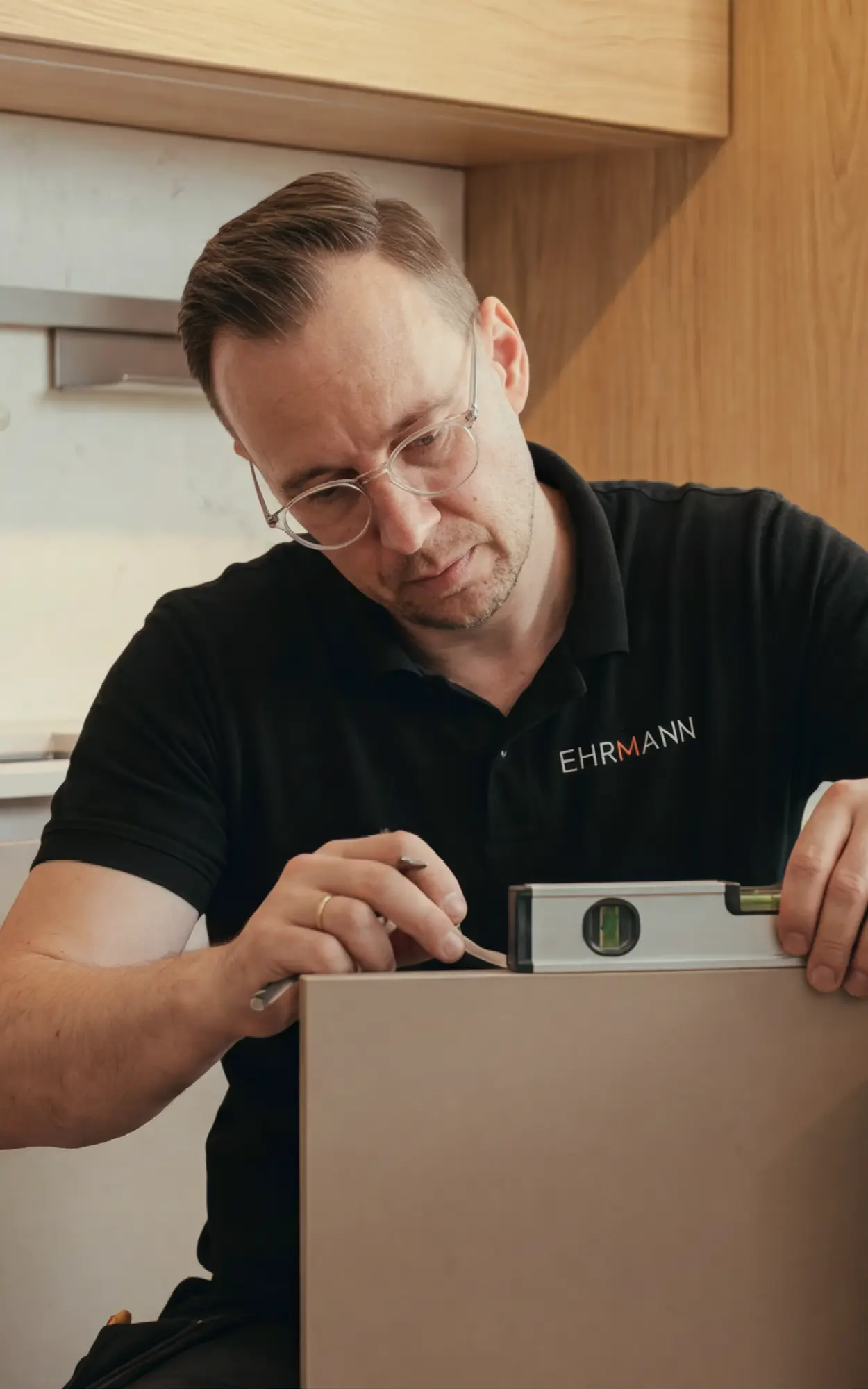 Einrichtungsberaterin im Gespräch mit einem Kunden im Möbel Ehrmann Einrichtungshaus