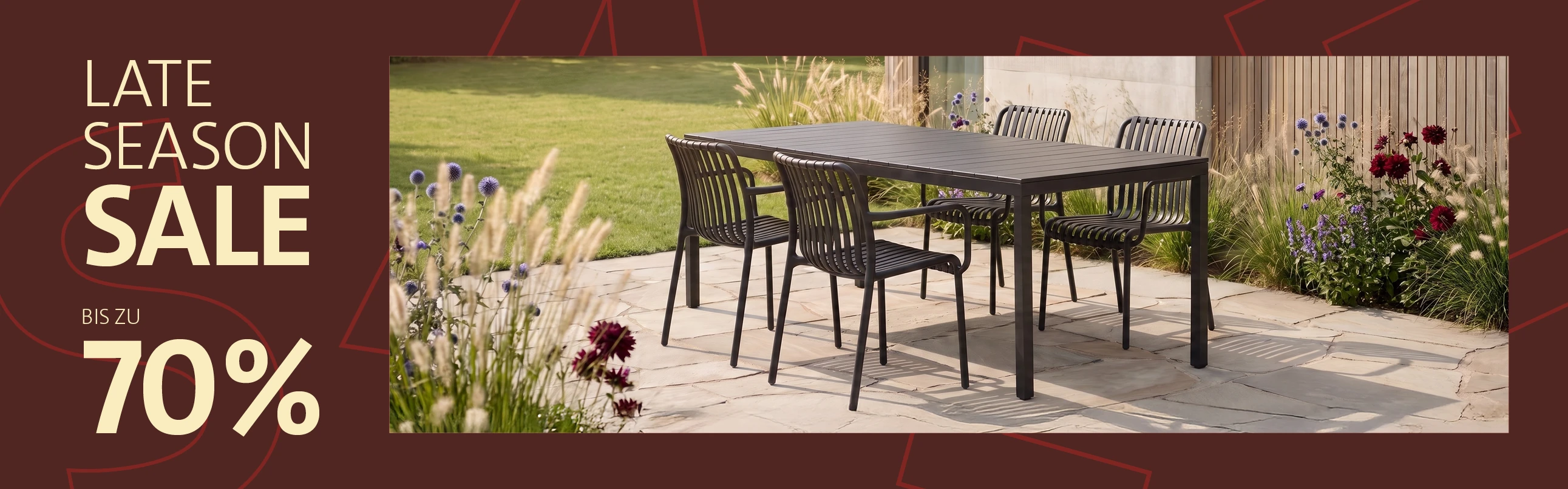 Late Season Sale – bis zu 70 % reduziert. Gedeckter Gartentisch mit vier Stühlen auf einer sonnigen Terrasse.