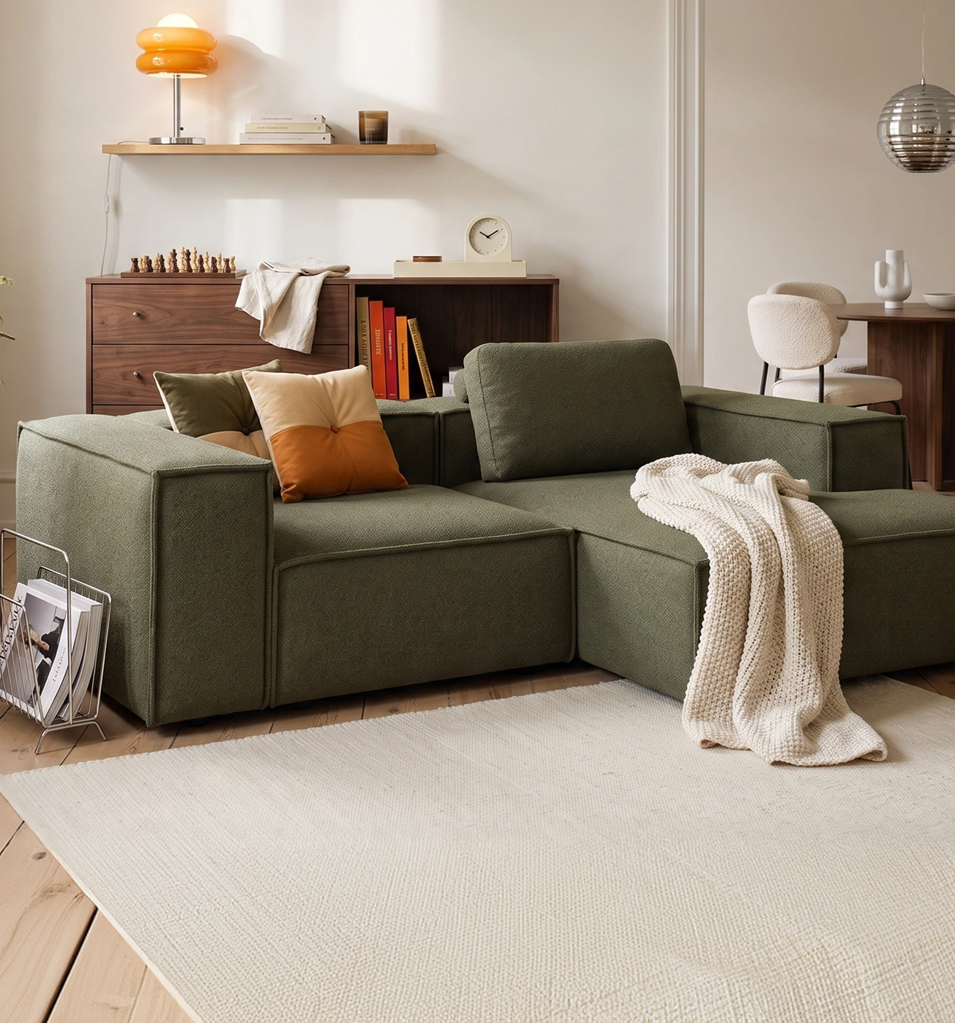Helles Wohnzimmer mit niedrigem ELIN Sofa in Creme, Kissen in Grün und Rot