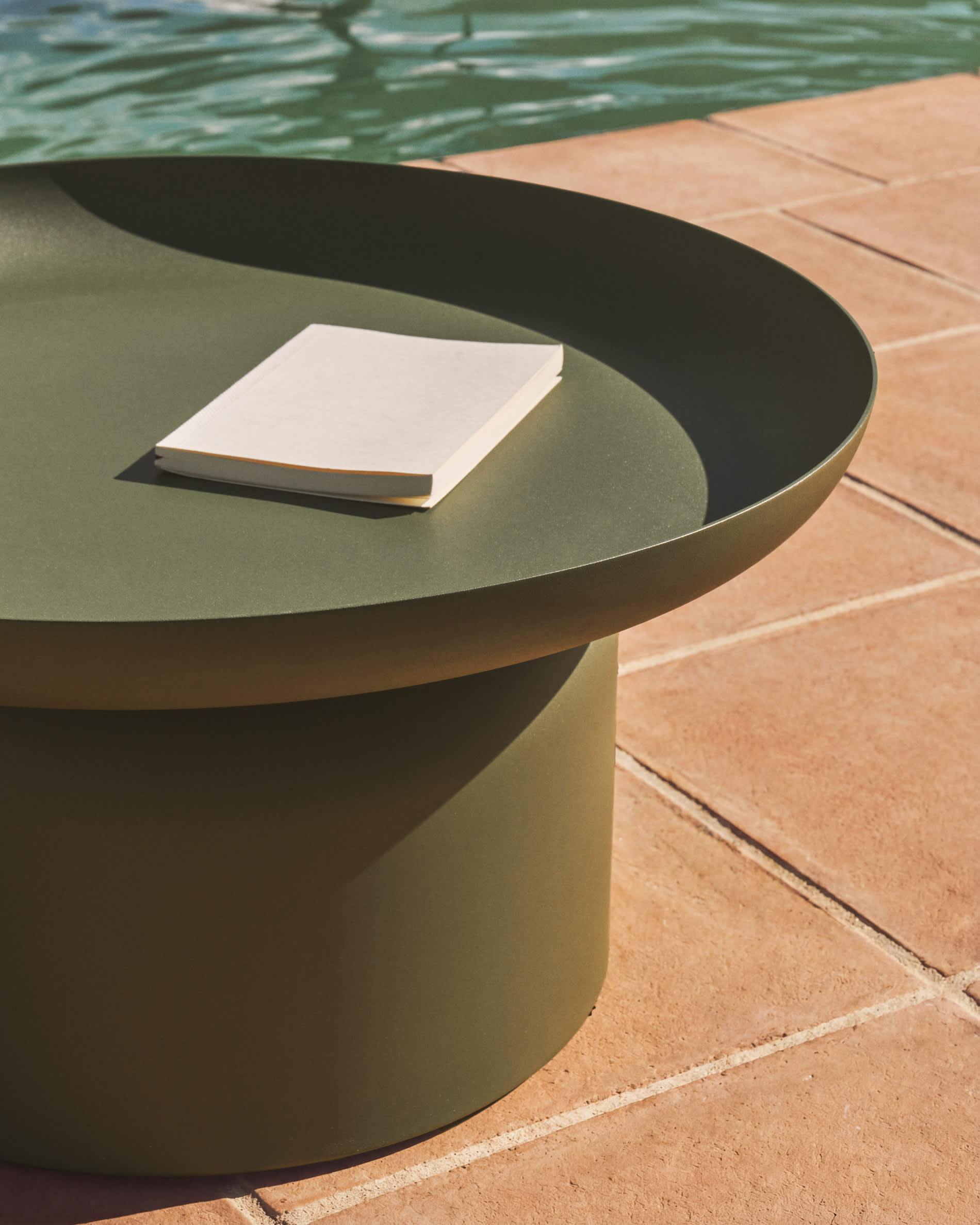 KAVE HOME Coffee table Outdoor ARCOLA
