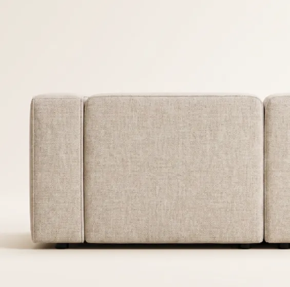 Vollständig bezogene Rückseite des Sofas