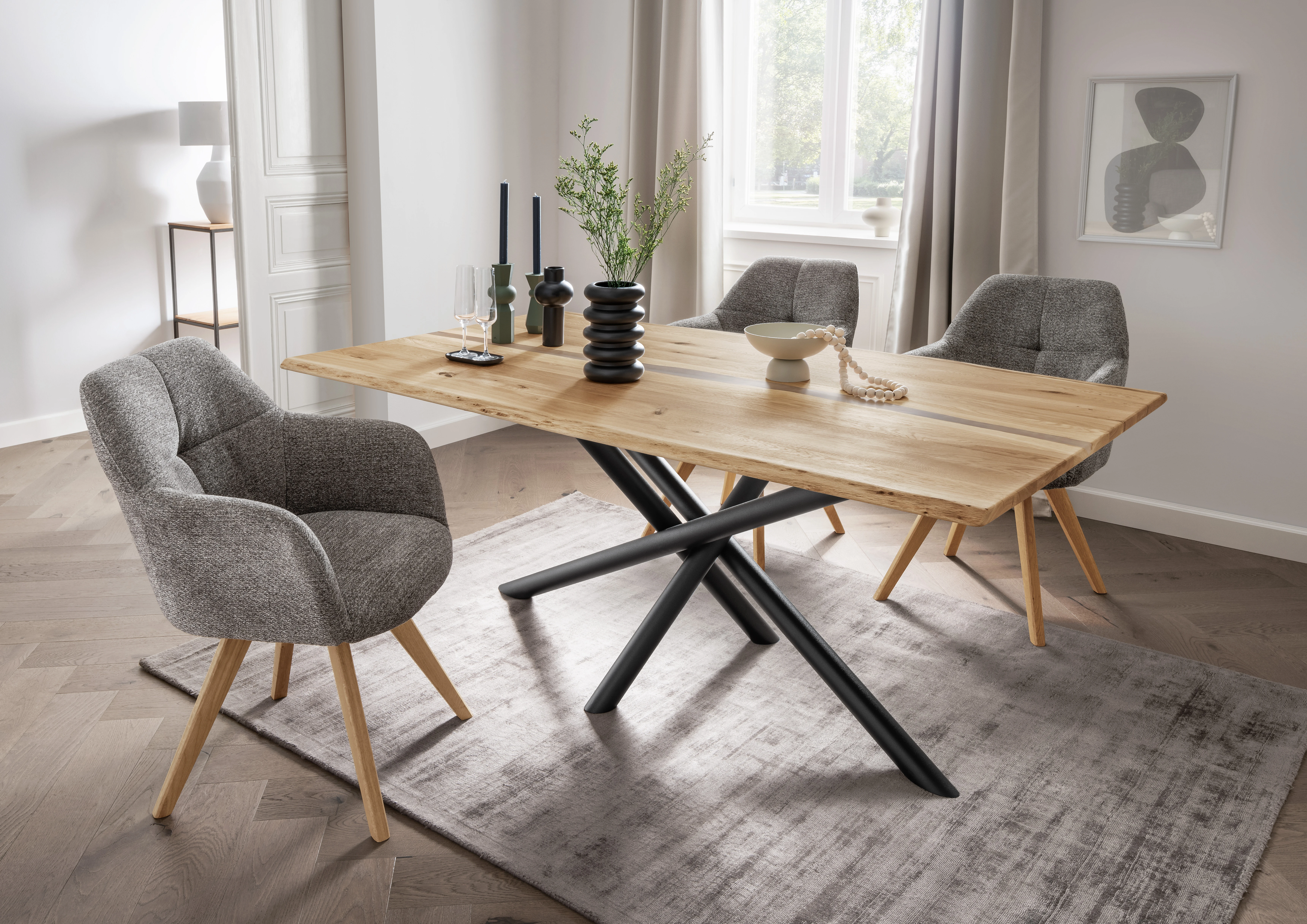 Drehbarer Armlehnstuhl in modernem Esszimmer