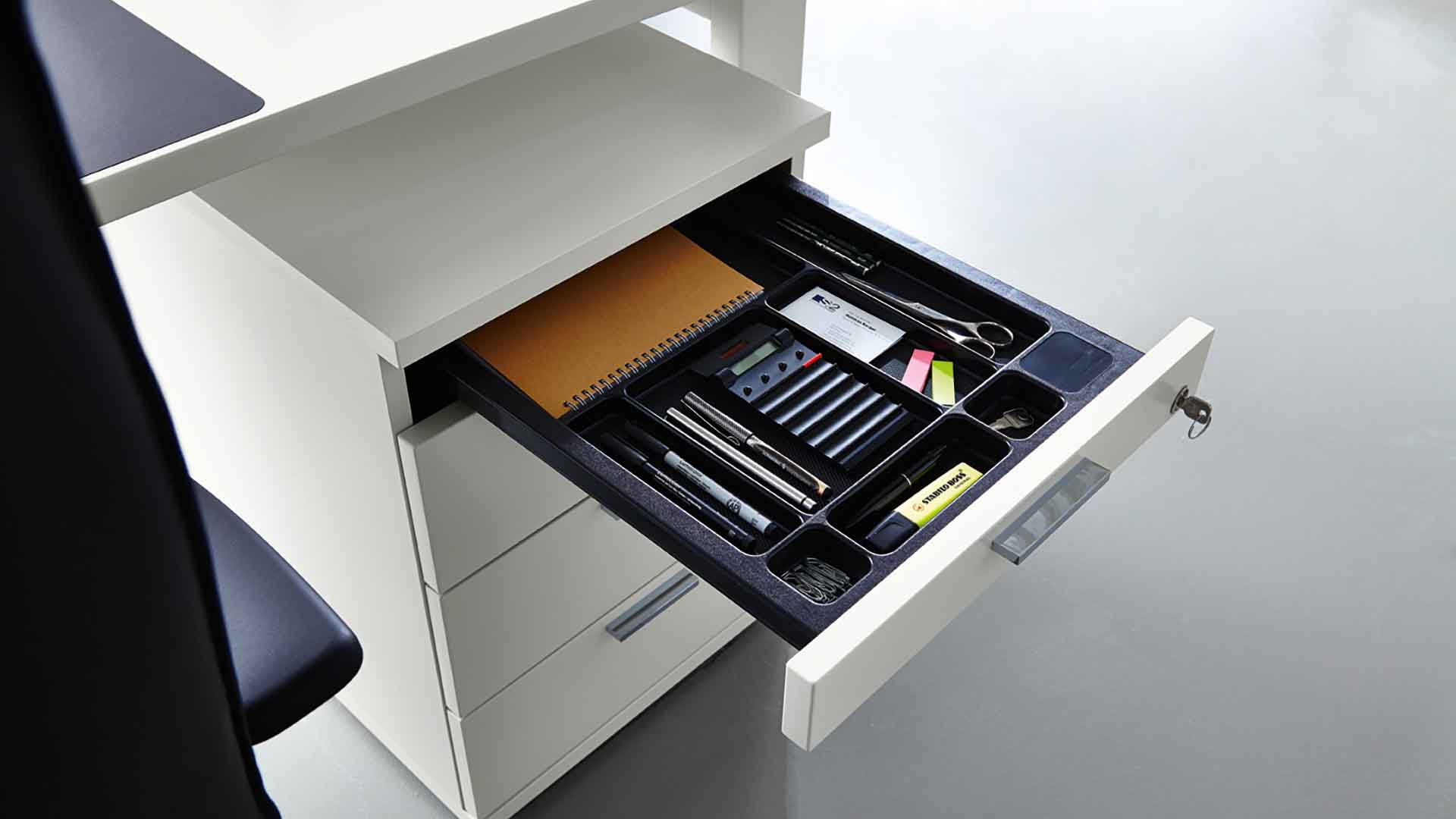 Aktenschrank, Rollcontainer und Büroregale für strukturierten Stauraum im Büro