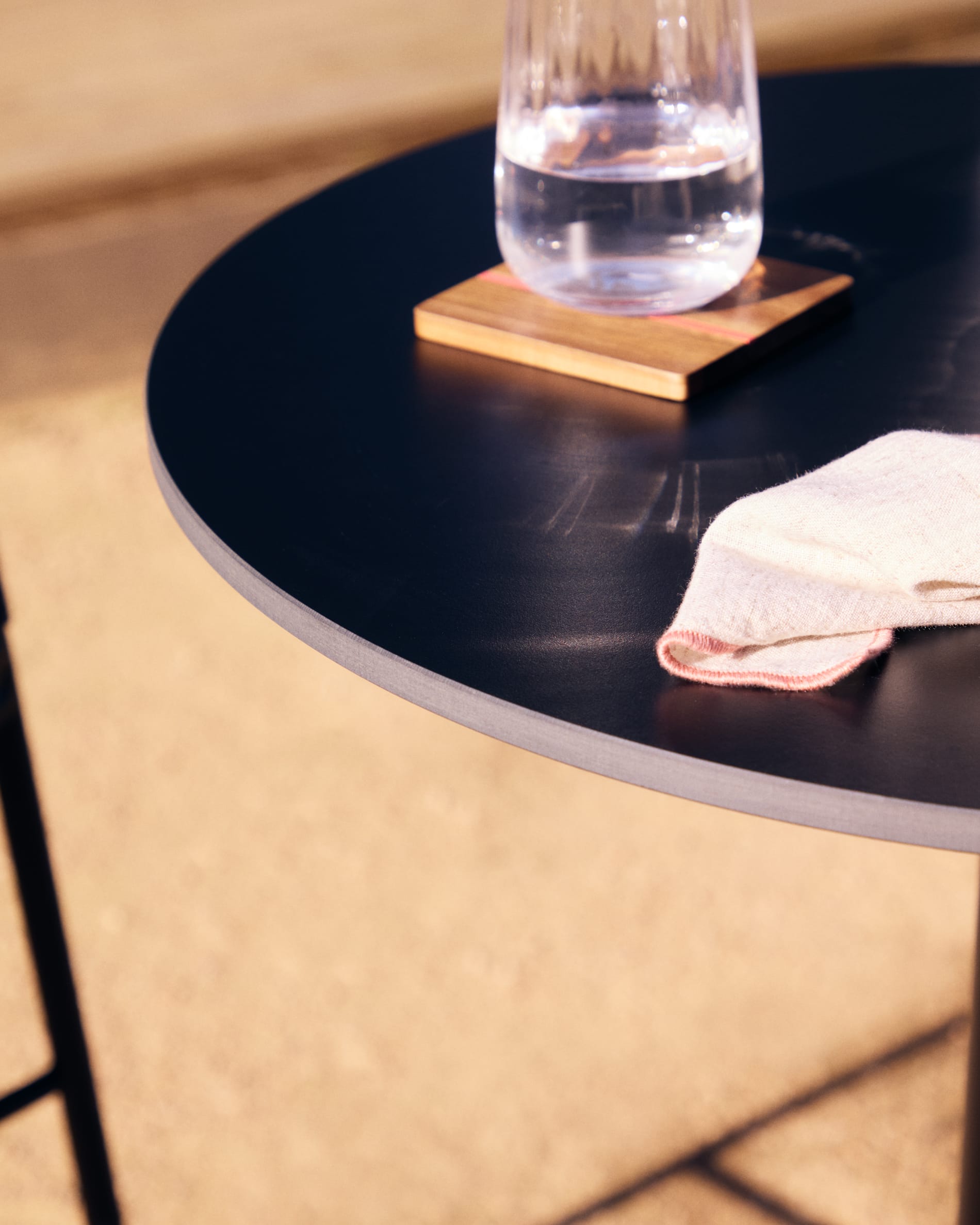 Table haute Kave Home « Outdoor » ESILDA