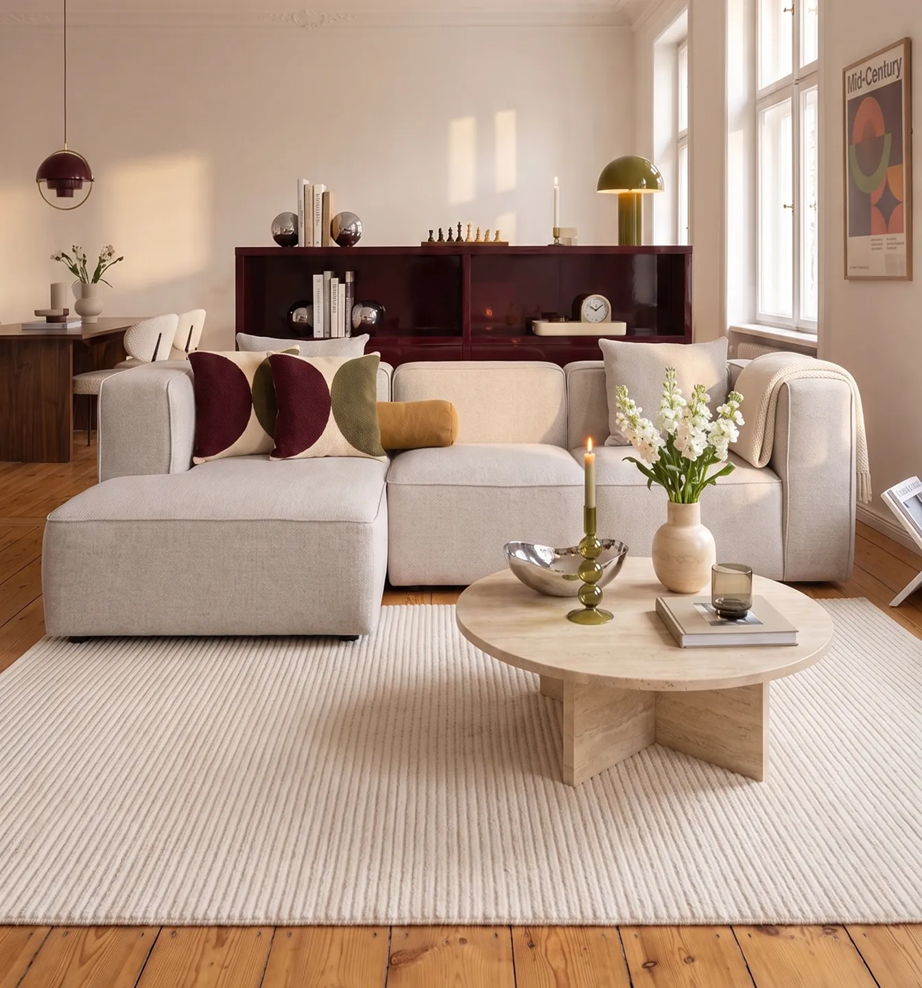 Offener Wohnraum mit FLYNNA als lange Ecke, Chaiselongue zum Raum zeigend
